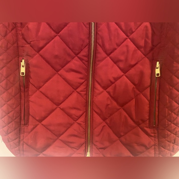 Crown & Ivy Quilted Vest Sz M Burgundy Gold Hardware Puffer - Picture 3 of 7
